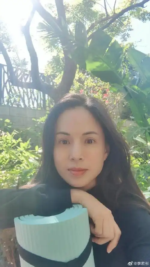 57岁李若彤晒照大方秀素颜穿健身服不施粉黛我和春天有个约会去赴约啦