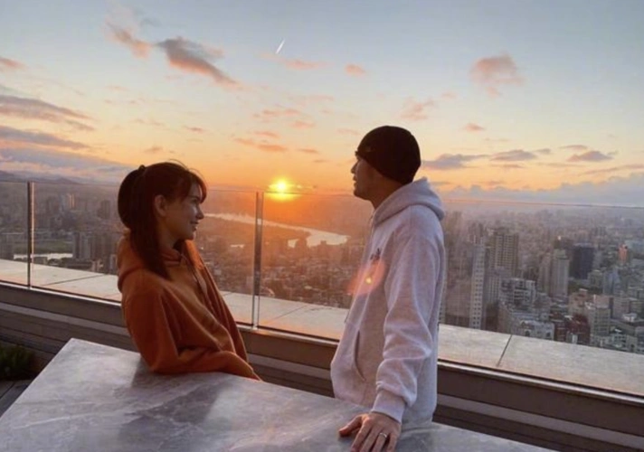 昆凌晒儿女在家"野餐",周杰伦1.4亿豪宅自带小花园,装修奢华