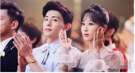 杨紫邓伦被拍逛街约会,手牵手同行好甜蜜,网友:灵修夫妇回归!