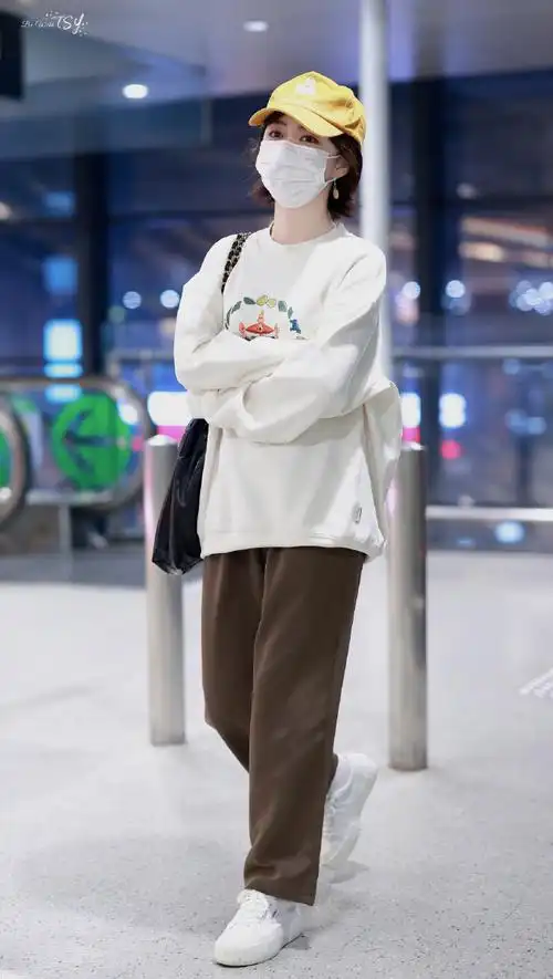 谭松韵白色卫衣机场路透##谭松韵黄色棒球帽机场路透