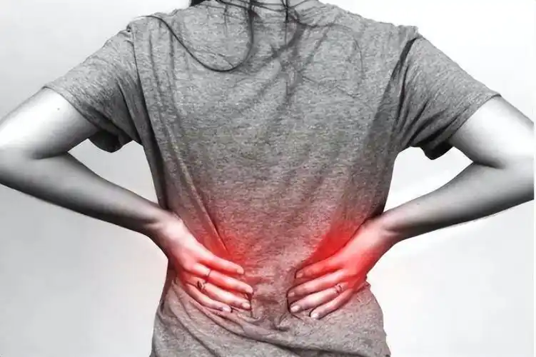 后背疼不一定是累的,医生说:出现这5种疼痛,可能是疾病信号