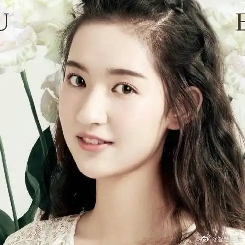 《王玉雯在《少年派》里饰演的是邓小琪,是一个非常漂亮的女孩.