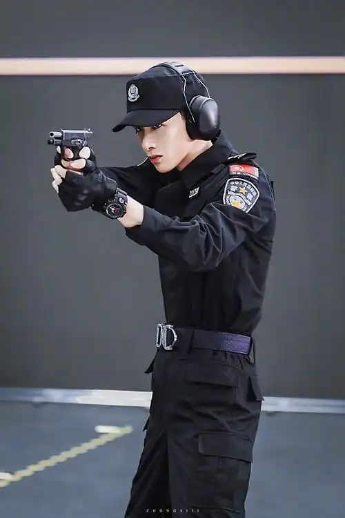 邢克垒老婆进:原来很多特警动作戏都是白敬亭亲自完成的