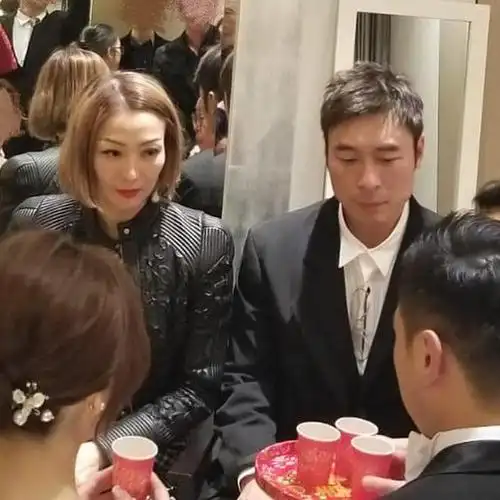 51岁郑秀文变漂亮啦容光焕发状态好为迎接演唱会积极锻炼身体