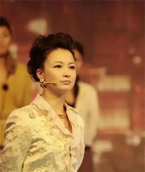 袁鸣的老公据说是个美籍华人,经常去世界各地出差,他们在美国领证