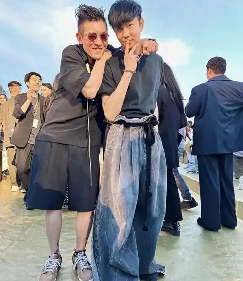 再往前,陈冠希在香港街头还偶遇了正在拍戏的陈小春,两人热情地打招呼