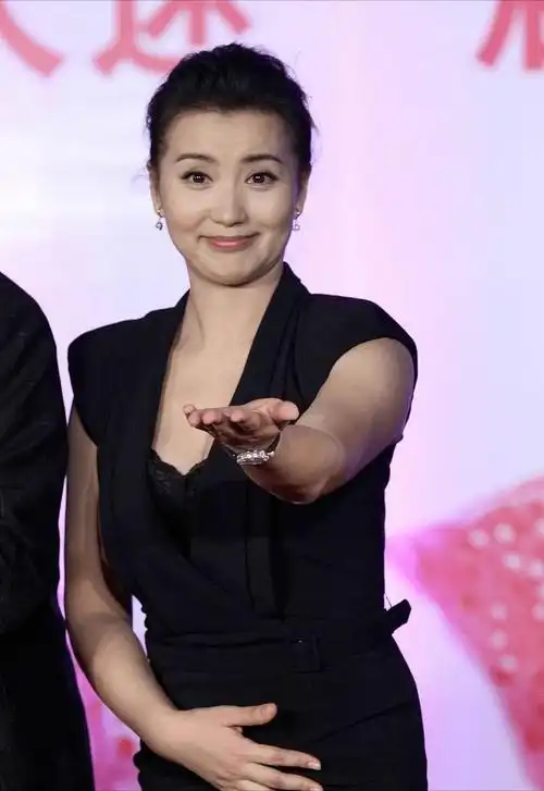 陈好在医院门口被偶遇,穿着普通太不起眼了,但这才是真实生活