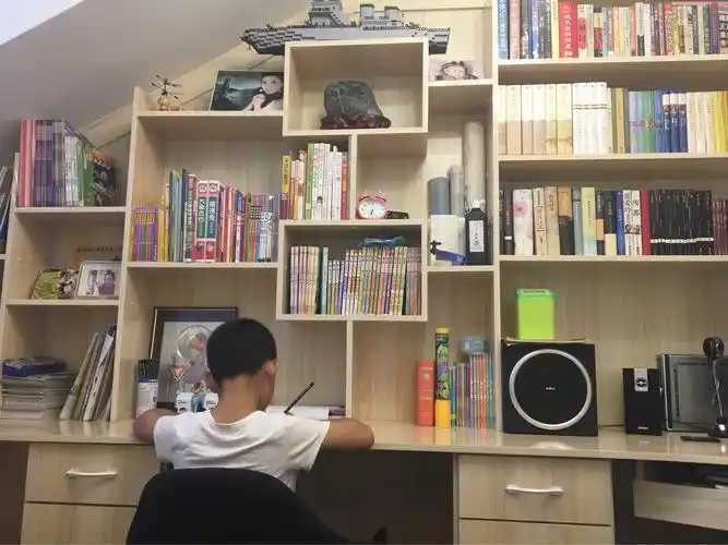 这是我家的书房,也是我读书学习,写作业的地方,是我的快乐园地!