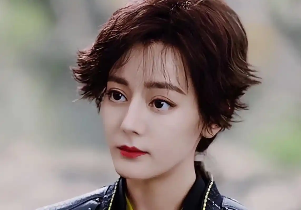 迪丽热巴新杂志封面曝光,狼尾短发造型遭嘲讽,网友称拍得像男人