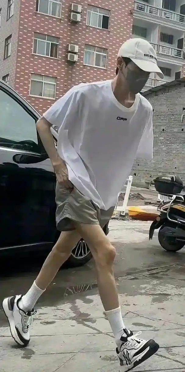 罗云熙的腿,是不是太瘦了点呀!羡慕已经说累了!还有多少人比他瘦!