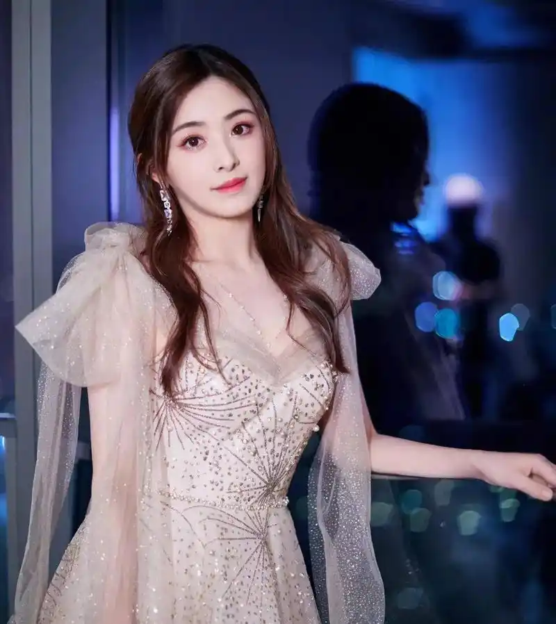 2004年,年仅15岁的张含韵勇夺首届《超级女声》全国总决赛季军,出道即