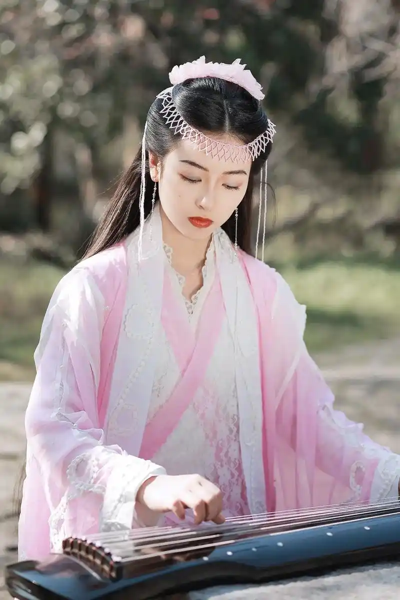 古早电视剧的大小姐很多都是穿粉色的.她们的造型都很粉嫩却又很端庄