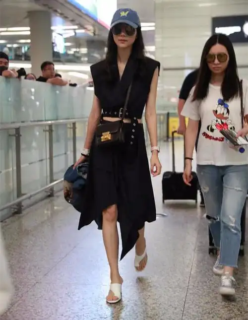 韩雪穿连体工装走机场,气质虽好,但凉鞋穿的是真丑啊!