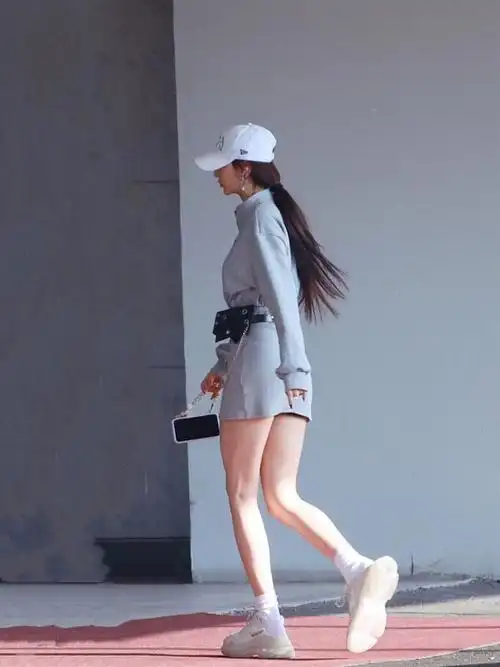 孔雪儿挑衣服的眼光真毒运动短裙侧面看前凸后翘身材绝了