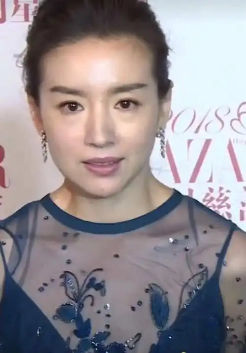 女明星无滤镜截图:董洁驼背特显老,李沁胖出双下巴,关晓彤好美