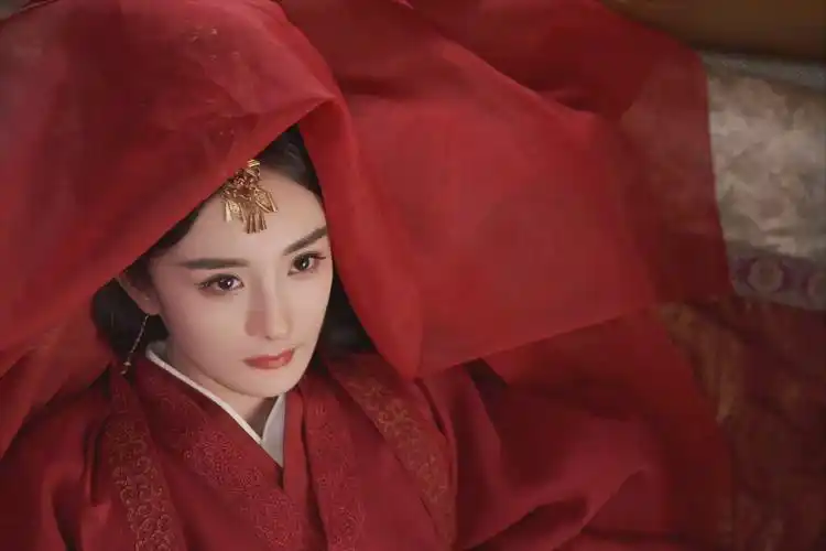 原创斛珠夫人开播过半终于女装上线杨幂雪中红衣氛围感好绝