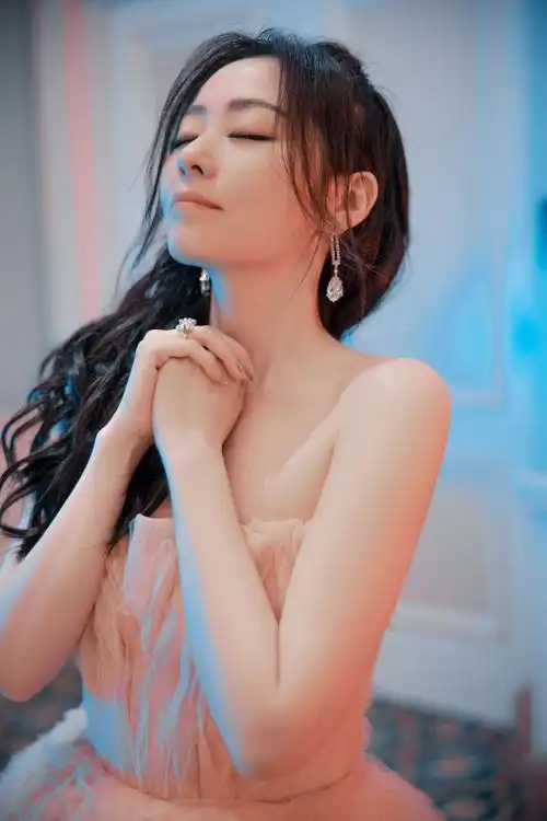 张靓颖粉色纱裙造型灵动活力好似迪士尼精灵公主