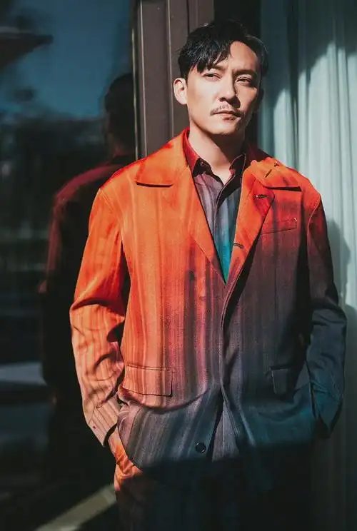 张震的发际线偏高,而三七分发型利用一侧的刘海,完美掩饰了发际线缺陷