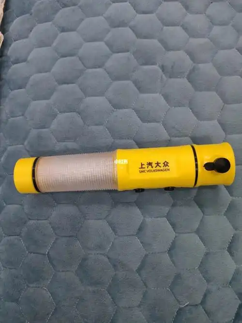 就迫不及待的去拿快递了,把快递拆开就看到了手电筒做工很好,需要安装