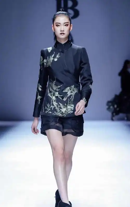 时装周打造国潮新风尚把古代名画绣卫衣上街头风也能有高级感
