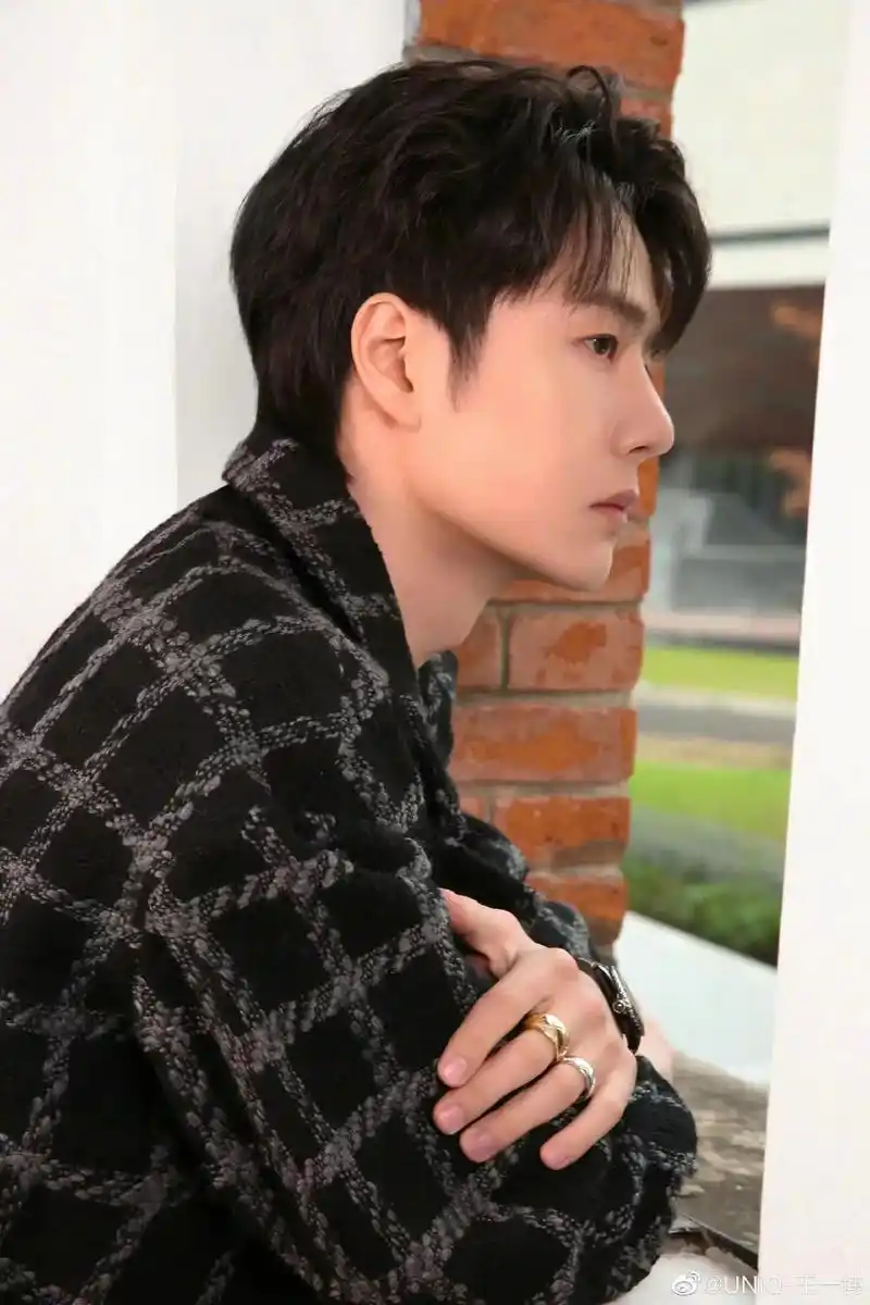 王一博  王一博最新造型大片 格子大衣黑色内搭,帅气随性的 - 兑趑