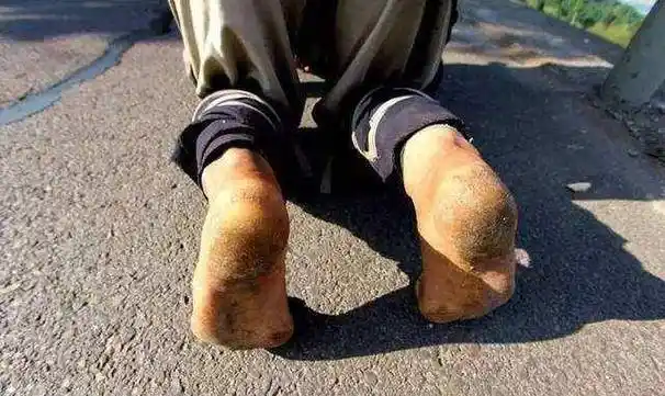 这样的经历更像是一次野外冒险,不过释正弘可没有任何后路可言,他外出