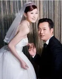 有传闻称张也的第一任老公叫做关锦鹏,是香港著名的导演,俩人低调隐婚