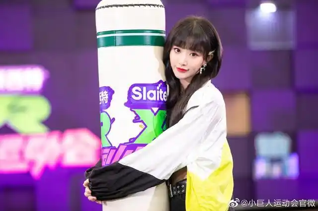 组图:孔雪儿穿镂空上衣秀小蛮腰 露酒窝甜笑少女感满满