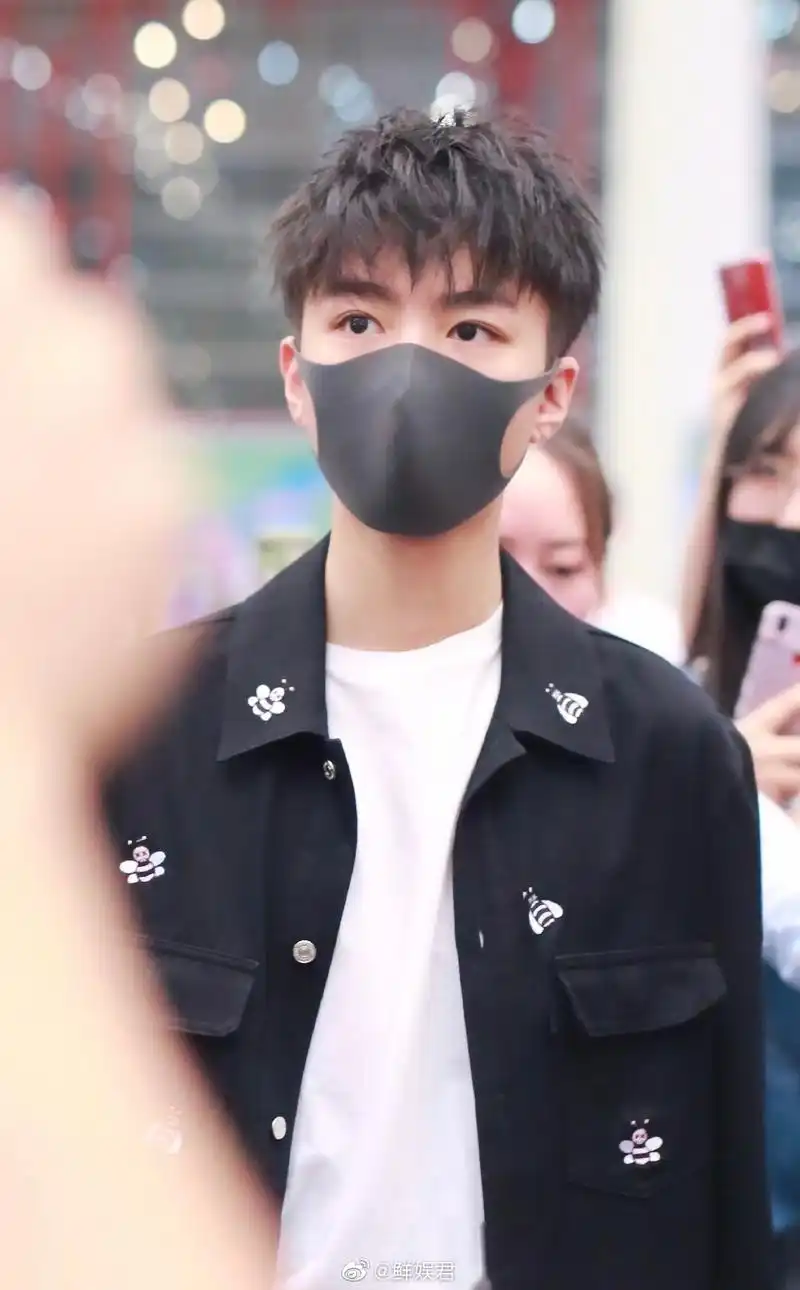 王俊凯最新机场照,行走的帅气啊,戴口罩都是那么酷!