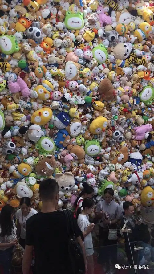 史上最大面娃娃墙落户湖滨银泰