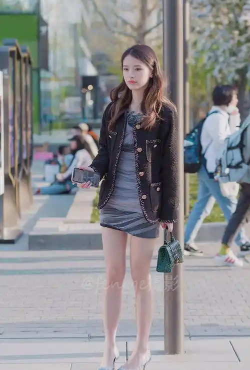 街拍:光腿穿高跟鞋很有春天的感觉,美女穿搭时尚很机智_入春_三里屯