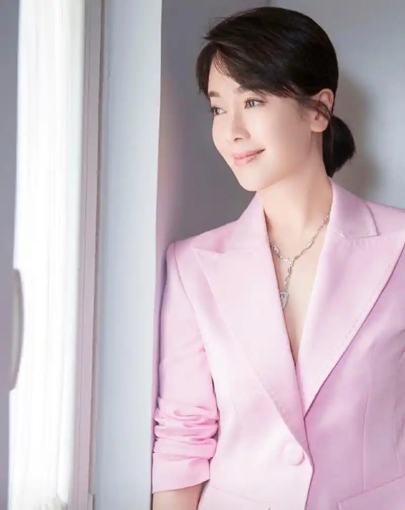 左小青穿粉色西装,靓丽端庄,清爽干净