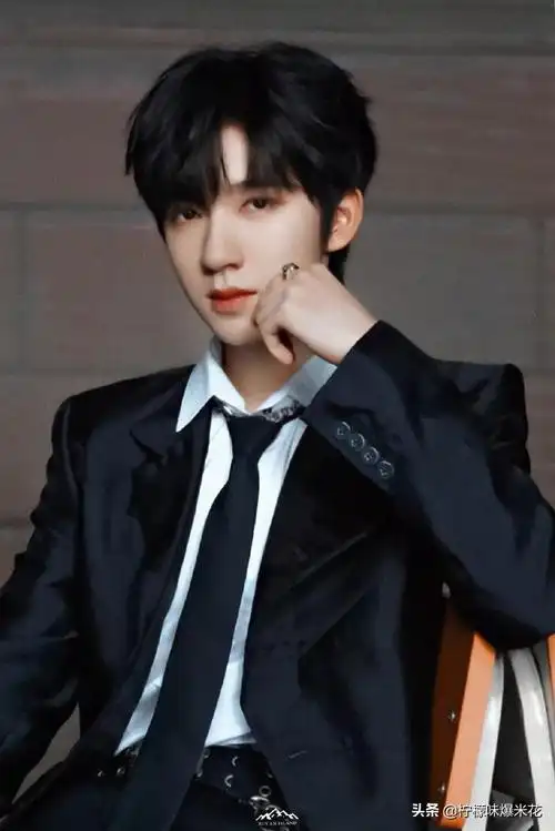 贺峻霖墨绿色西装造型-叽里星座