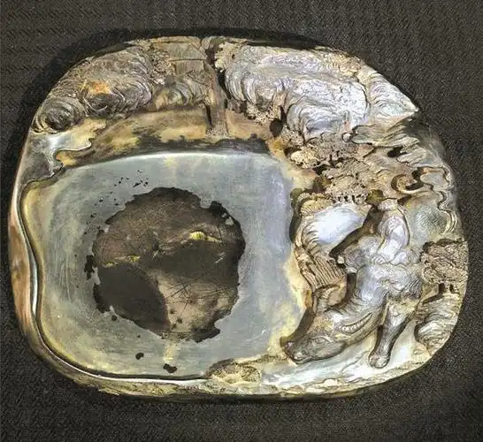 "童子牧牛"端砚正面"童子牧牛"端砚背面◆  胡胜盼笔者喜好书法,也