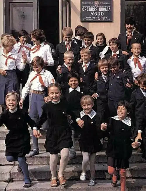 为什么苏联女学生校服并不是女仆装