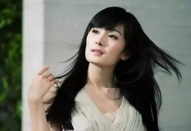 杨幂近照又现方脸?不要再说她整容了,她的脸十几年如一日的方