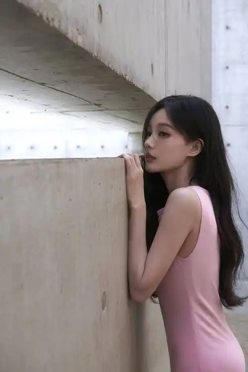 李一桐粉红色连衣裙飘逸长发性感写真_美的_头发_照片