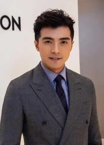 35岁贺军翔大变样换个短发秒变小鲜肉说他整容了我都信