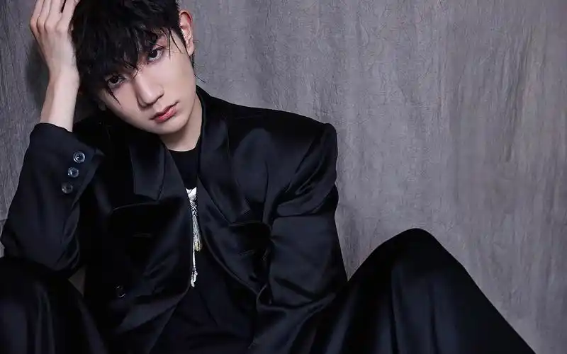 王源黑色酷帅写真桌面壁纸-大陆明星-壁纸下载-美桌网