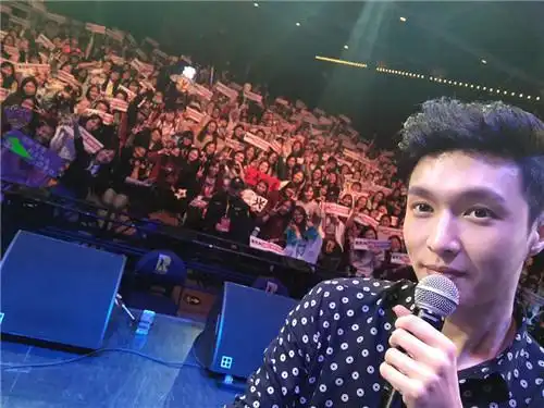 张艺兴与粉丝合影