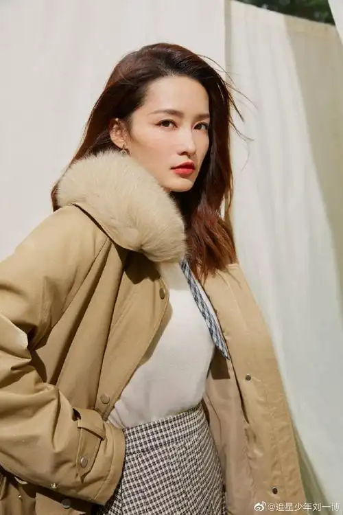 李沁初冬街头氛围写真##李沁冬日街头暖阳大片