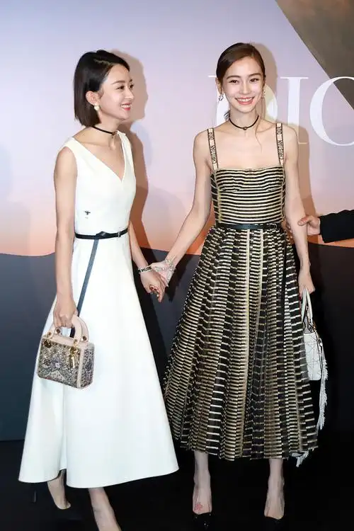 谁更美?baby赵丽颖同框斗艳 拉手显亲密