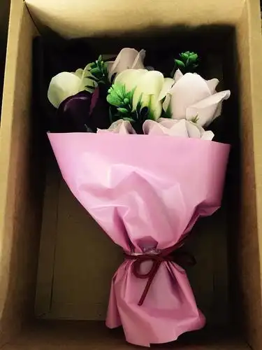 收到一个生日礼物,不知道谁送的,丑哭了.