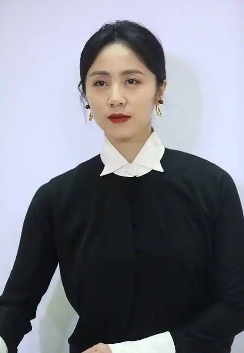 孙莉久违参加活动,生图皮肤状态像剥壳鸡蛋,完全不像两个孩子妈