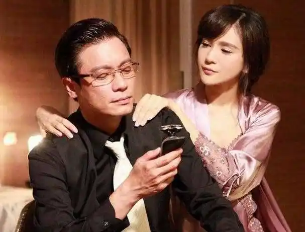 "罗医生,你今天做手术累坏了吧,我来帮您捶捶背吧?