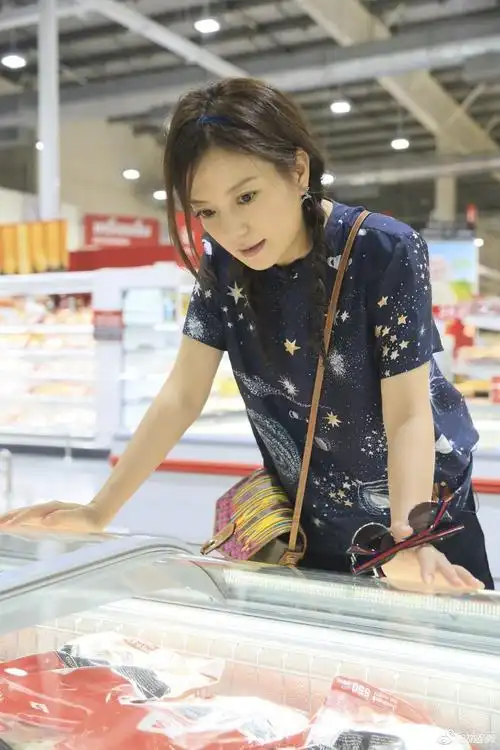 赵薇短裤麻花辫显清纯嘟起嘴还是那个小燕子