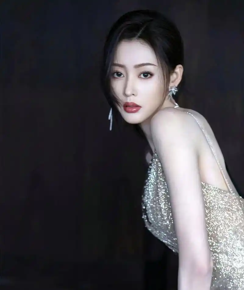 金色吊带裙摇曳生姿,优雅魅惑! 67#张天爱