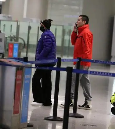 曝宁静十年隐婚又离与演员王小毅亲密照曝光