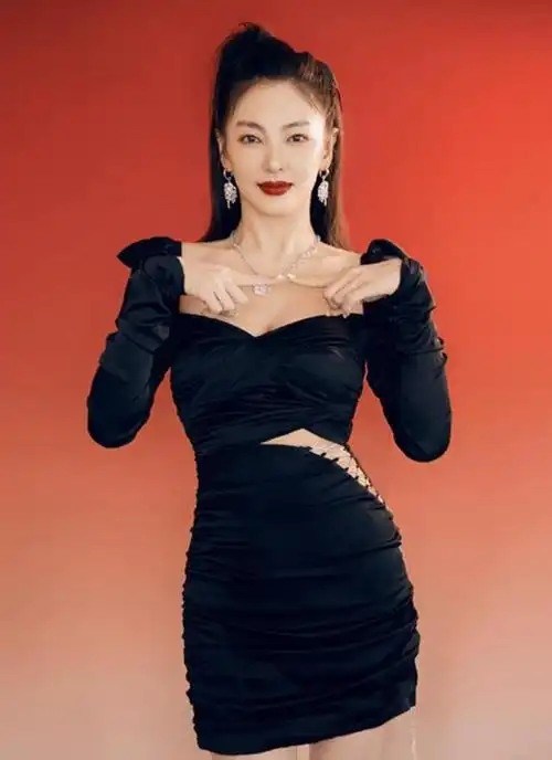 年轻时的张雨绮有多美?狗仔偷拍照美得可以当写真,氛围感很强!