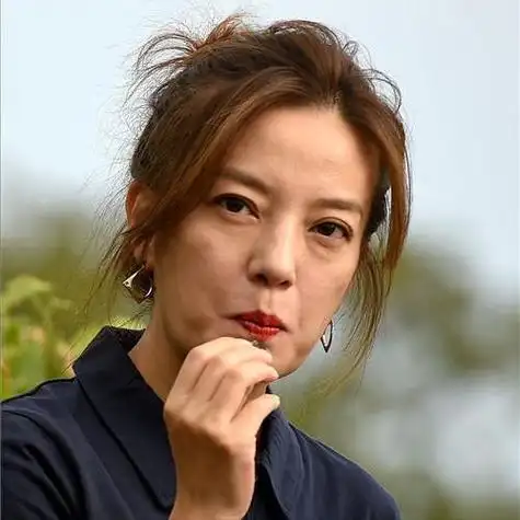 曝47岁赵薇离婚近照臃肿手臂淤青疑被家暴小四月抚养权被抢